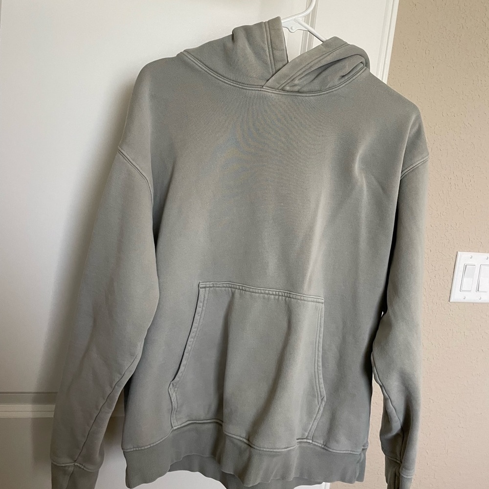 Aritzia hoodie. Worn a few times. Slight discoloration around head hole